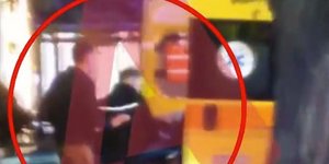 Η στιγμή που ένα από τα θύματα στα Κάτω Πατήσια μεταφέρεται με το ασθενοφόρο στο νοσοκομείο