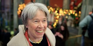 Η Αθήνα Λινού προσερχόμενη στην παρουσίαση του βιβλίου του Αλέξη Τσίπρα