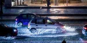 Αυτοκίνητα στη βροχή