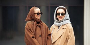 Δύο γυναίκες που φωτογραφήθηκαν την Εβδομάδα Μόδας
