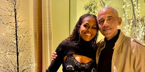 O Μπαράκ και η Μισέλ Ομπάμα σε χριστουγεννιάτικο φόντο