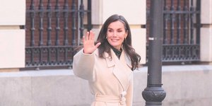 Η βασίλισσα Λετίθια με λευκό παλτό