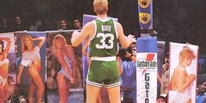 Η στιγμή που ο Λάρι Μπερντ εκτελεί βολές