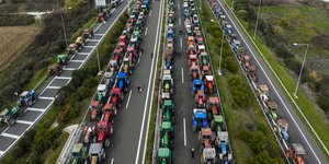 Ενισχύονται και σήμερα τα μπλόκα των αγροτών 