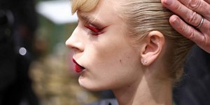 μοντέλο με ξανθά μαλλιά