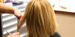 Γυναίκα που κουρεύεται 