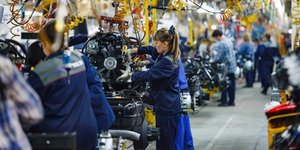 Χιλιάδες απολύσεις