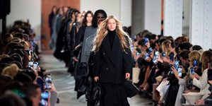 Μοντέλα περπατούν στην πασαρέλα