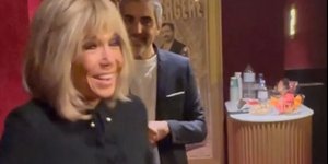 Η Μπριζίτ Μακρόν στη θεατρική παράσταση του Αρί Αμπιτάν