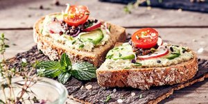 Μπρουσκέτες με τόνο και κάπαρη / Φωτογραφία: Unsplash