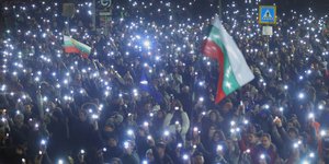 Διαδηλωτές με σημαίες της Βουλγαρίας στη Σόφια