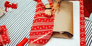 Για τους περισσότερους, το τύλιγμα δώρων είναι περισσότερο τέχνη παρά  επιστήμη. Ωστόσο, μαθηματικοί υποστηρίζουν ότι λίγη γεωμετρία μπορεί να  μειώσει τη σπατάλη χαρτιού / GETTY