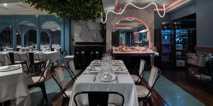 εστιατόριο τραπέζια φώτα καθρέφτες ψαριέρα 