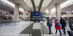 Χώρος που οδηγεί προς τις πύλες αναχώρησης στο αεροδρόμιο Σαρλ ντε Γκωλ του Παρισιού