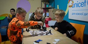 Παιδιά παίζουν σκάκι σε υπόγειο καταφύγιο στη νότια Ουκρανία 