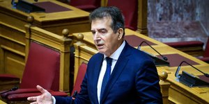 Ο Μιχάλης Χρυσοχοΐδης στη Βουλή