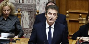 Ο Μιχάλης Χρυσοχοϊδης στη Βουλή