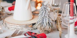 Το επίσημο εορταστικό τραπέζι: Πώς να το στρώσετε σωστά, σύμφωνα με την εθιμοτυπία