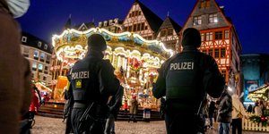 Αστυνομικοί σε Χριστουγεννιάτικη αγορά στη Γερμανία 