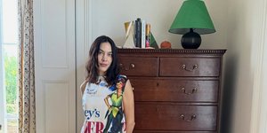 Η Αλέξα Τσανγκ με φόρεμα Peter Pan από τα Zara αποδεικνύει γιατί παραμένει it girl