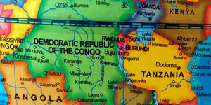 Χάρτης της κεντρικής Αφρικής. Η Λαϊκή Δημοκρατία του Κονγκό έχει δεξιά της την Ρουάντα και το Μπουρούντι