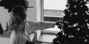 Γιατί τα ζευγάρια τσακώνονται περισσότερο τα Χριστούγεννα, σύμφωνα με την Ψυχολογία