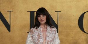 Δαντέλα και διαφάνεια: Η Ντακότα Τζόνσον επαναπροσδιορίζει την boho-chic αισθητική στο κόκκινο χαλί