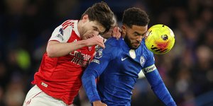 Δεσμευμένος ποδοσφαιριστής έκανε τα πάντα για να κρυφτεί καθώς έφτασε σε εκδήλωση με γνωστή παρουσιάστρια