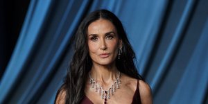 Η Ντέμι Μουρ αποδεικνύει ότι ακόμα και τα «παπούτσια του παππού» μπορούν να είναι cool