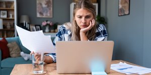 Εργαζόμενη γυναίκα φορτισμένη με άγχος που ενδεχομένως σχετίζεται με ΔΕΠΥ