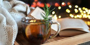 Ο αποτοξινωτικός ζωμός των 15 λεπτών που μειώνει το φούσκωμα μετά τα Χριστούγεννα