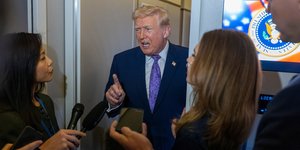 Η στιγμή που ο Ντόναλντ Τραμπ ειρωνεύεται δημοσιογράφο του CBS News