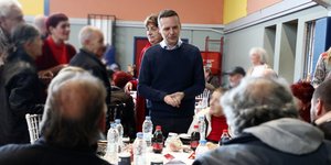 Ο Χάρης Δούκας συνομιλεί με πολίτες