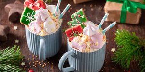 Χριστουγεννιάτικο ρόφημα με σοκολάτα, σαντιγί, πολύχρωμη τρούφα και μπισκότα