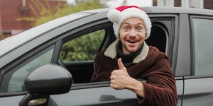  Οδηγός σε αυτοκίνητο ντυμένος Άγιος Βασίλης