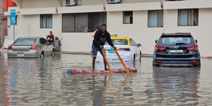 Δρόμοι έγιναν ποτάμια στο Ντουμπάι από τη σφοδρή κακοκαιρία