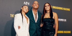 Ο Ντουέιν Τζόνσον στην πρεμιέρα της ταινίας του με την κόρη του και της σύντροφό της