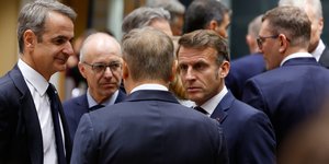 Κυριάκος Μητσοτάκης, Λυκ Φριντεν, Εμανουέλ Μακρόν και Ντόναλντ Τουσκ σε πηγαδάκι στη σύνοδο κορυφής της ΕΕ