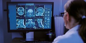 Επιστήμονας μελετά δεδομένα του εγκεφάλου 