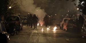 Ρίψεις μολότοφ στα Εξάρχεια κατά διμοιρίας των ΜΑΤ