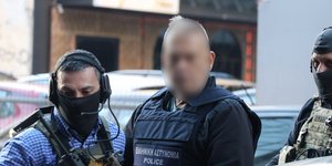 Ο Ελληνας Εσκομπάρ με ένοπλο αστυνομικό