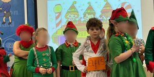 Μαθητής ντύθηκε... Έλβις αντί για ξωτικό 