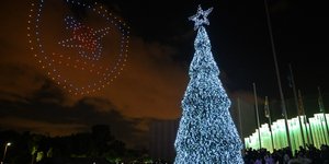 Χριστουγεννιάτικο δένδρο στο υπουργείο Άμυνας