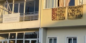 Τα πανό με τα συνθήματα 