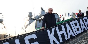 O Ερντογάν ποζάρει στο νέο τουρκικό υποβρύχιο