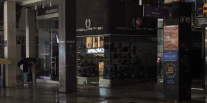 Κακοκαιρία Byron: Στο σκοτάδι βυθίστηκε η Ερμού -Γενικό «black out» λόγω της νεροποντής [βίντεο]