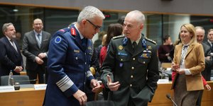 Ο επικεφαλής της Στρατιωτικής Επιτροπής της ΕΕ, στρατηγός Σιν Κλάνσι (αριστερά) και ο γενικός διευθυντής του στρατιωτικού προσωπικού της ΕΕ, αντιστράτηγος Μίτσιελ φαν ντερ Λάαν, κατά τη διάρκεια διάσκεψης στις Βρυξέλλες