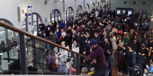 Κόσμος περιμένει στον σταθμό Gare du Nord στο Παρίσι