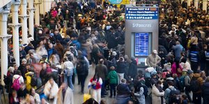 Χάος στον τερματικό σταθμό του Eurostar στο Λονδίνο Σεν Πάνκρας εξαιτίας της ακύρωσης δρομολογίων