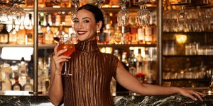 H Ευγενία Σαμαρά φωτογραφίζεται glam και μιλά για τα Χριστούγεννα